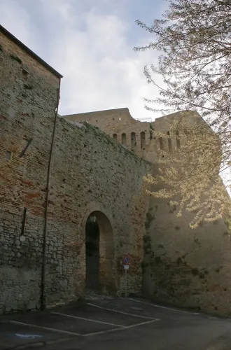 Porta del piazzale della Rocca