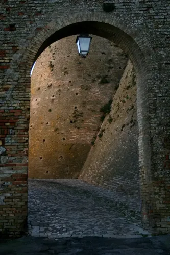 Porta del piazzale della Rocca